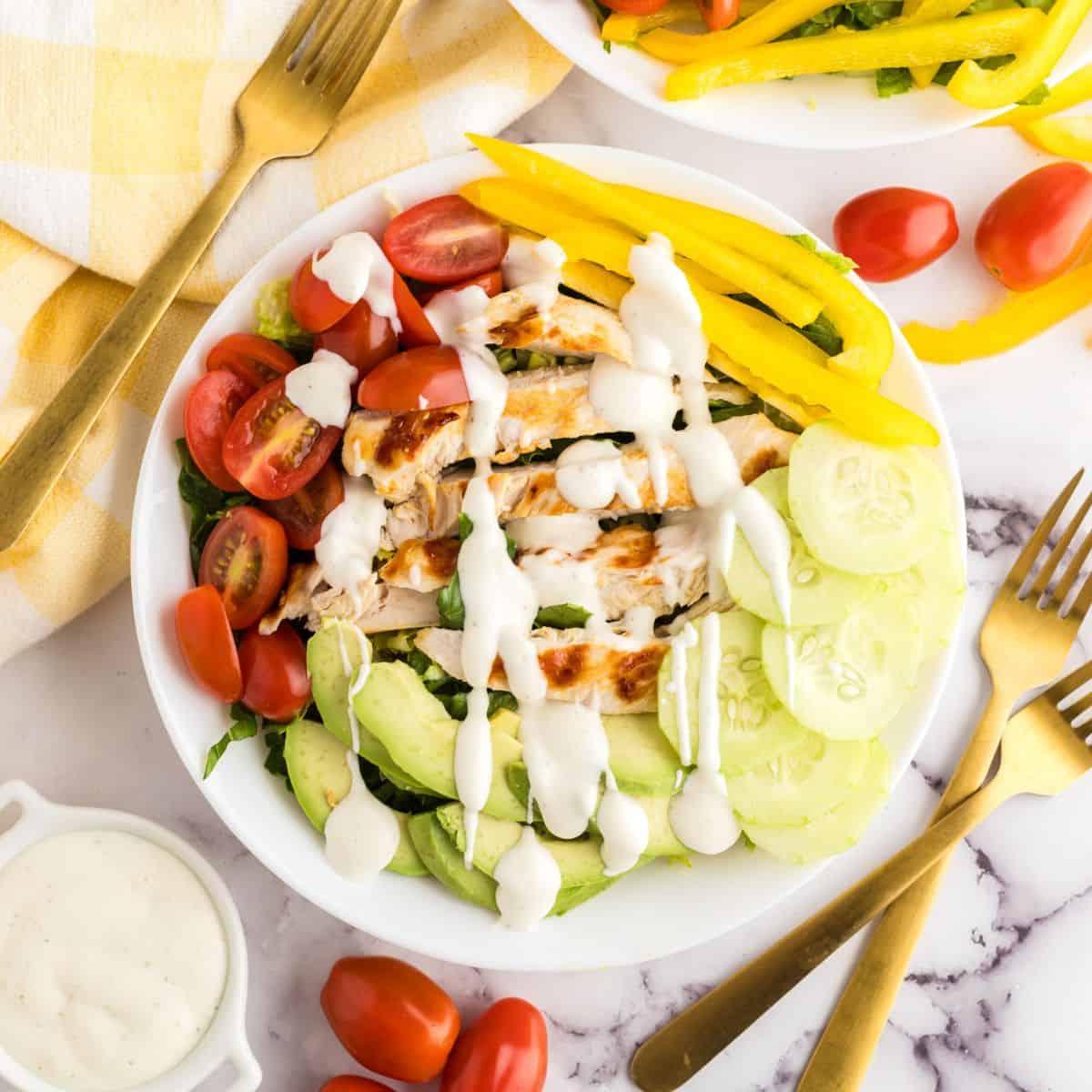 Ουράνιο Τόξο Ψητό Κοτόπουλο Σαλάτα 2 Ουράνιο τόξο σαλάτα με κοτόπουλο σχάρας σε ένα λευκό πιάτο.