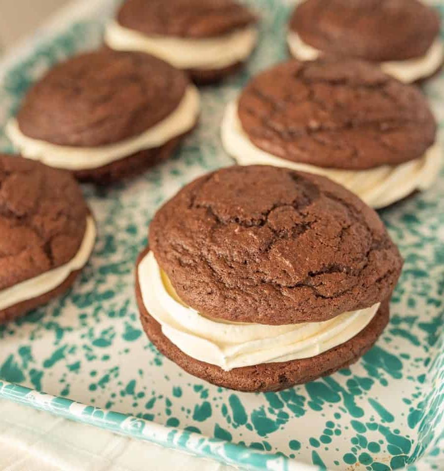 Γούπι Πάις 2 Κοντινή πλάγια όψη Whoopie Pies σε ένα τιρκουάζ δίσκο με κηλίδες.