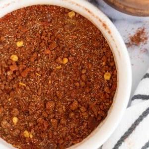 Καρύκευμα Αντόμπο 11 top view of a small white dish of adobo seasoning