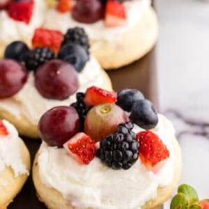 Μπισκότα Ζάχαρης Φρουτοπίζα 11 fresh fruit atop fruit pizza cookies.