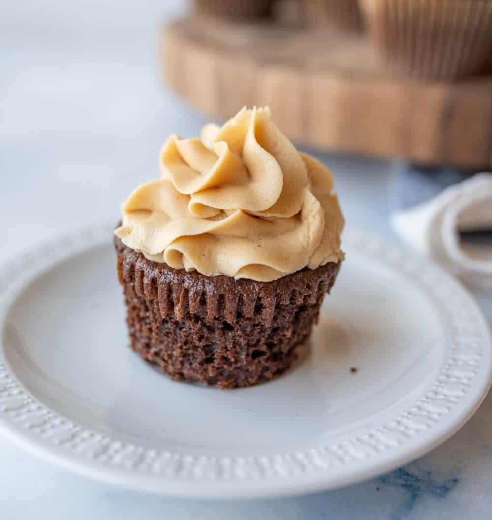 Κρέμα Φυστικοβούτυρου 3 Ένα σοκολατένιο cupcake με αφράτη μπεζ επικάλυψη από πάνω