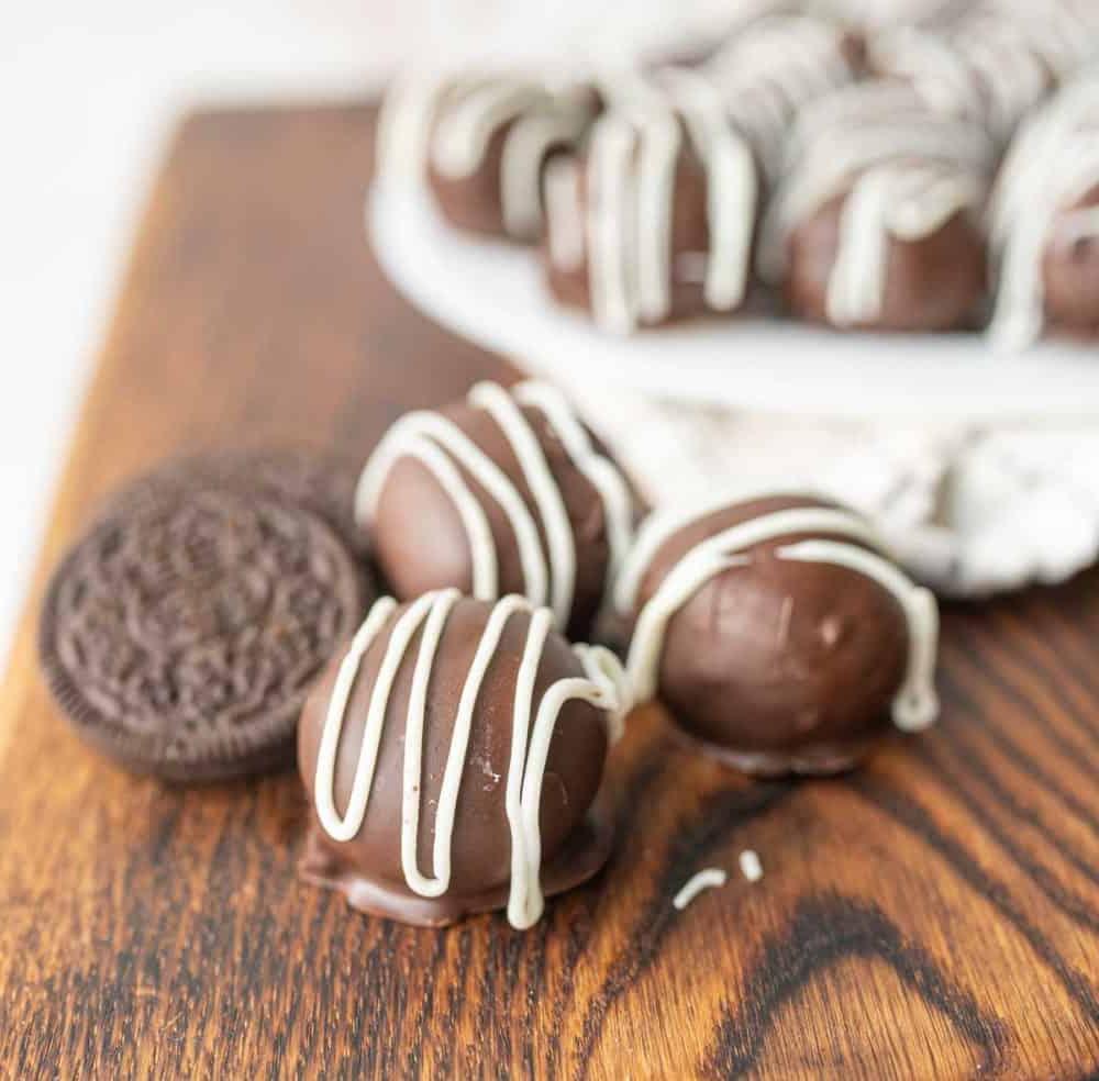 Όρεο Μπάλες 3 Μερικές μπάλες oreo δίπλα σε ένα αυθεντικό μπισκότο oreo.
