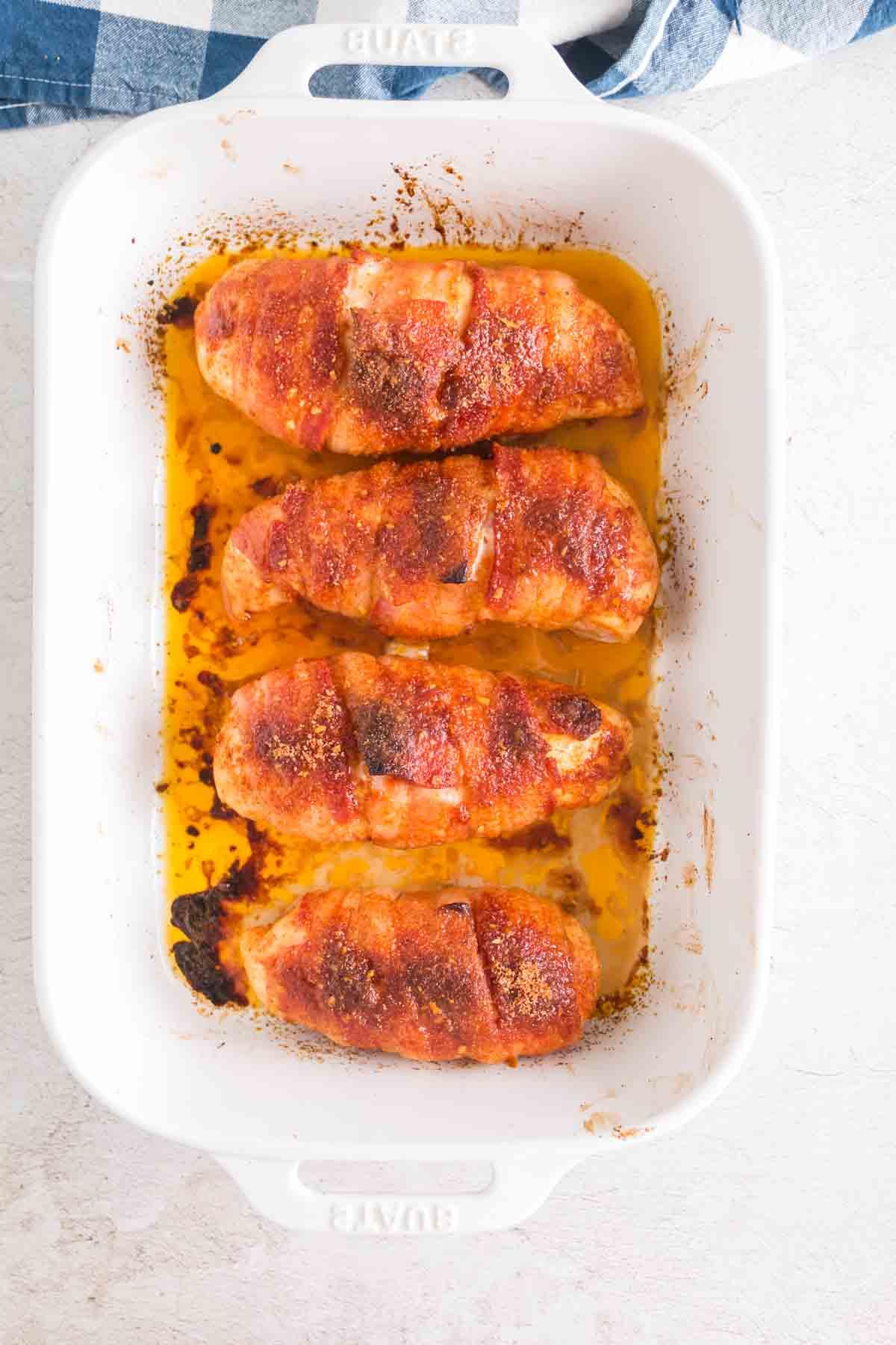 Κοτόπουλο τυλιγμένο σε μπέικον 3 Bacon wrapped chicken in a baking dish.