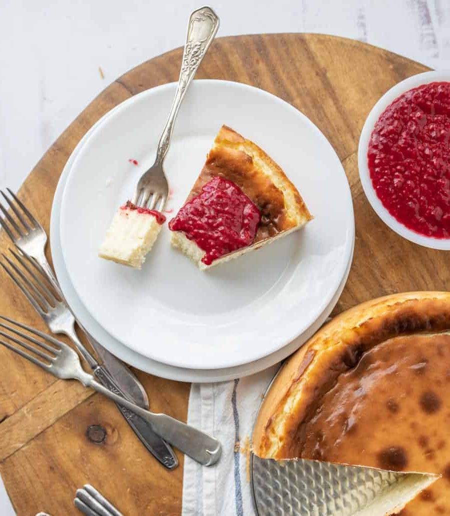Τσιζκέικ της Μπεθ 4 Κάτοψη μιας φέτας cheesecake με μια μπουκιά σε πιρούνι δίπλα στο ολόκληρο cheesecake από το οποίο έχει αφαιρεθεί μια φέτα.