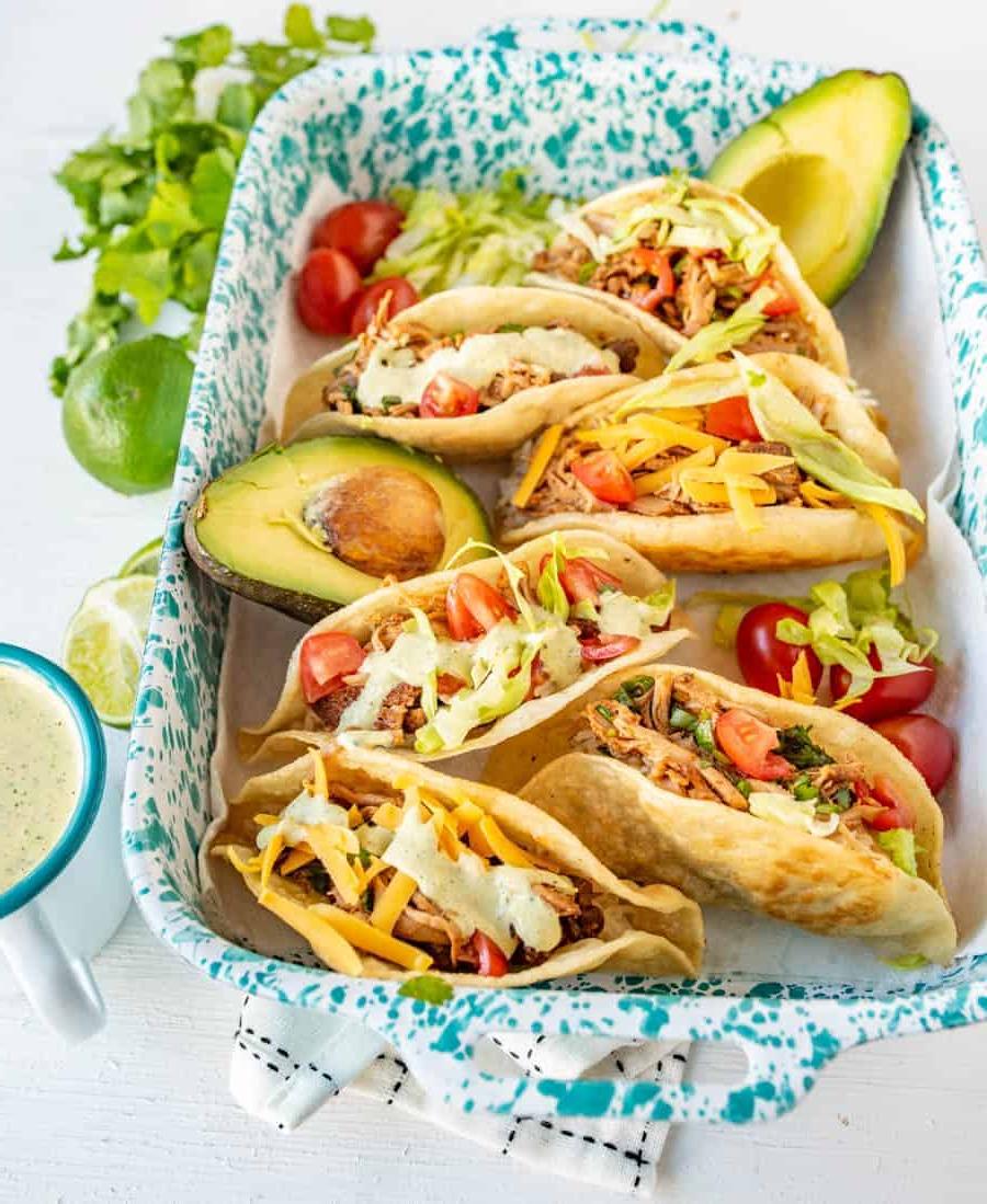 Cafe Rio Γλυκό Χοιρινό Μπαρμπακόα 4 Αυτή η συνταγή για γλυκό χοιρινό μπαρμπακόα Cafe Rio σε αργό μαγειρευτήρα είναι σωτήρια για τις πολυάσχολες βραδιές. Λατρεύω ένα γεύμα που απλά «το ρίχνεις όλα στον αργό μαγειρευτήρα και το ξεχνάς μέχρι την ώρα του δείπνου», έτσι δεν είναι;