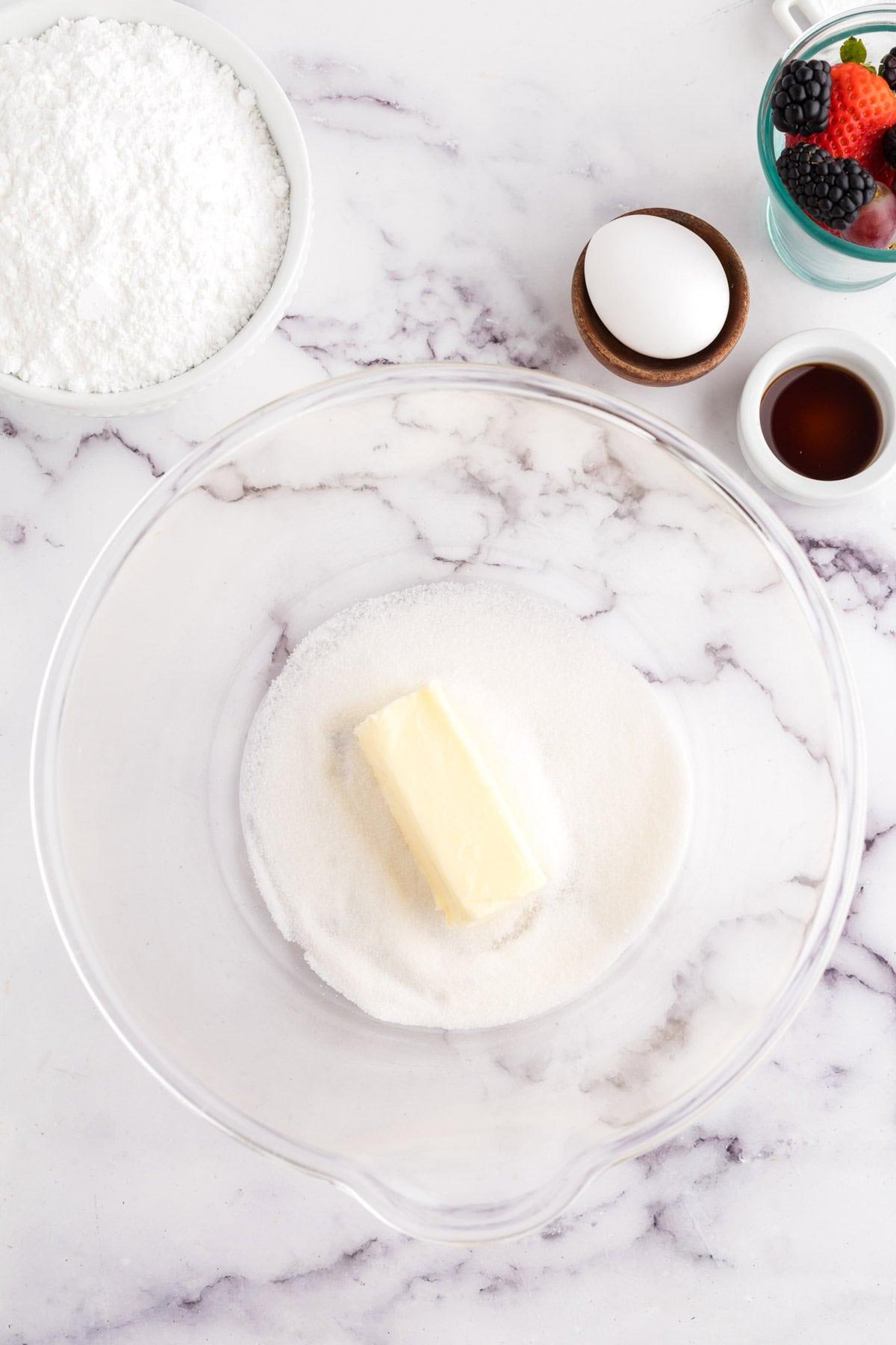 Μπισκότα Ζάχαρης Φρουτοπίζα 4 clear mixing bowl in the process of making fruit pizza cookie dough.