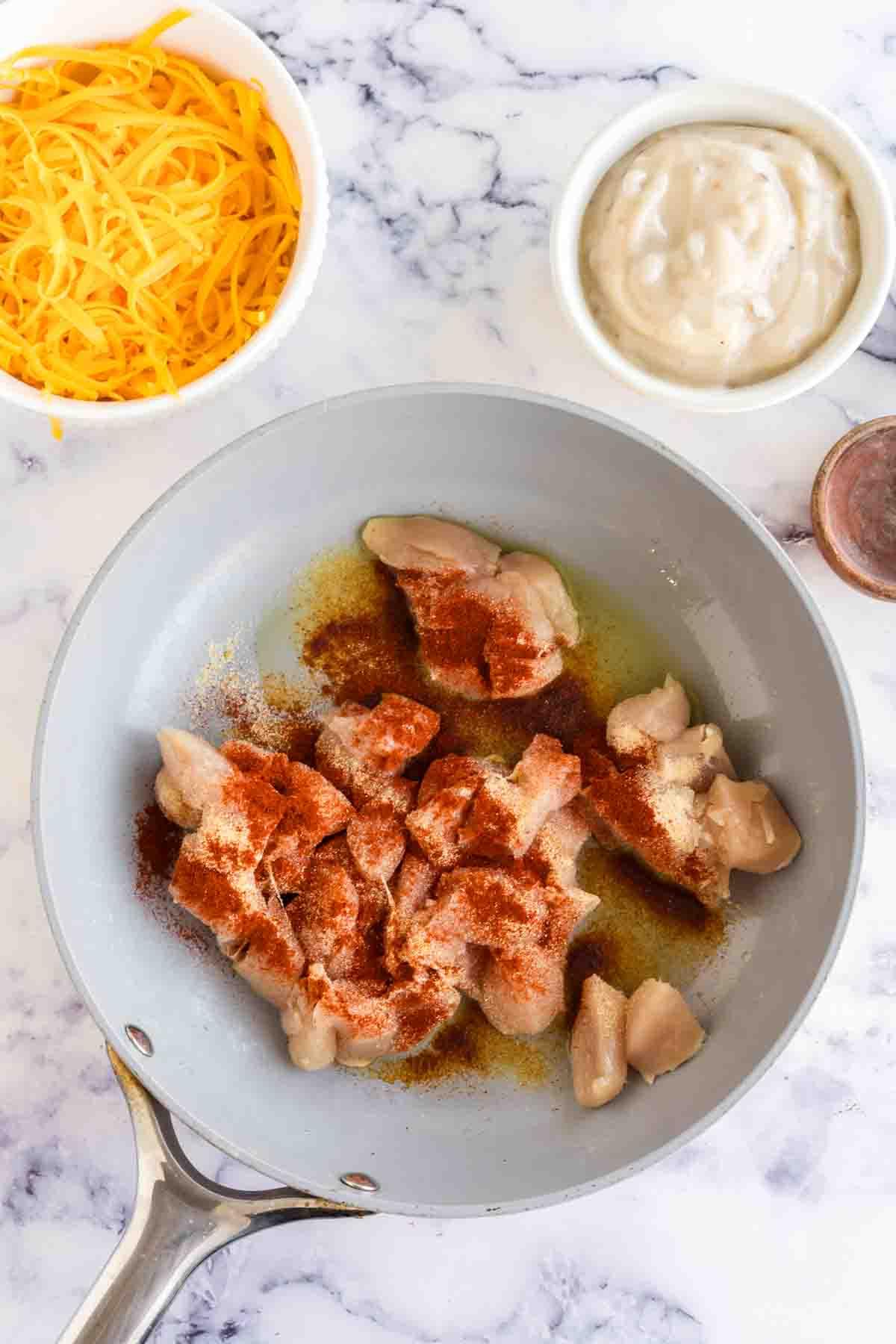 Κοτόπουλο Σπαγγέτι 5 Τηγάνι με μαγειρεμένο καρυκευμένο κοτόπουλο