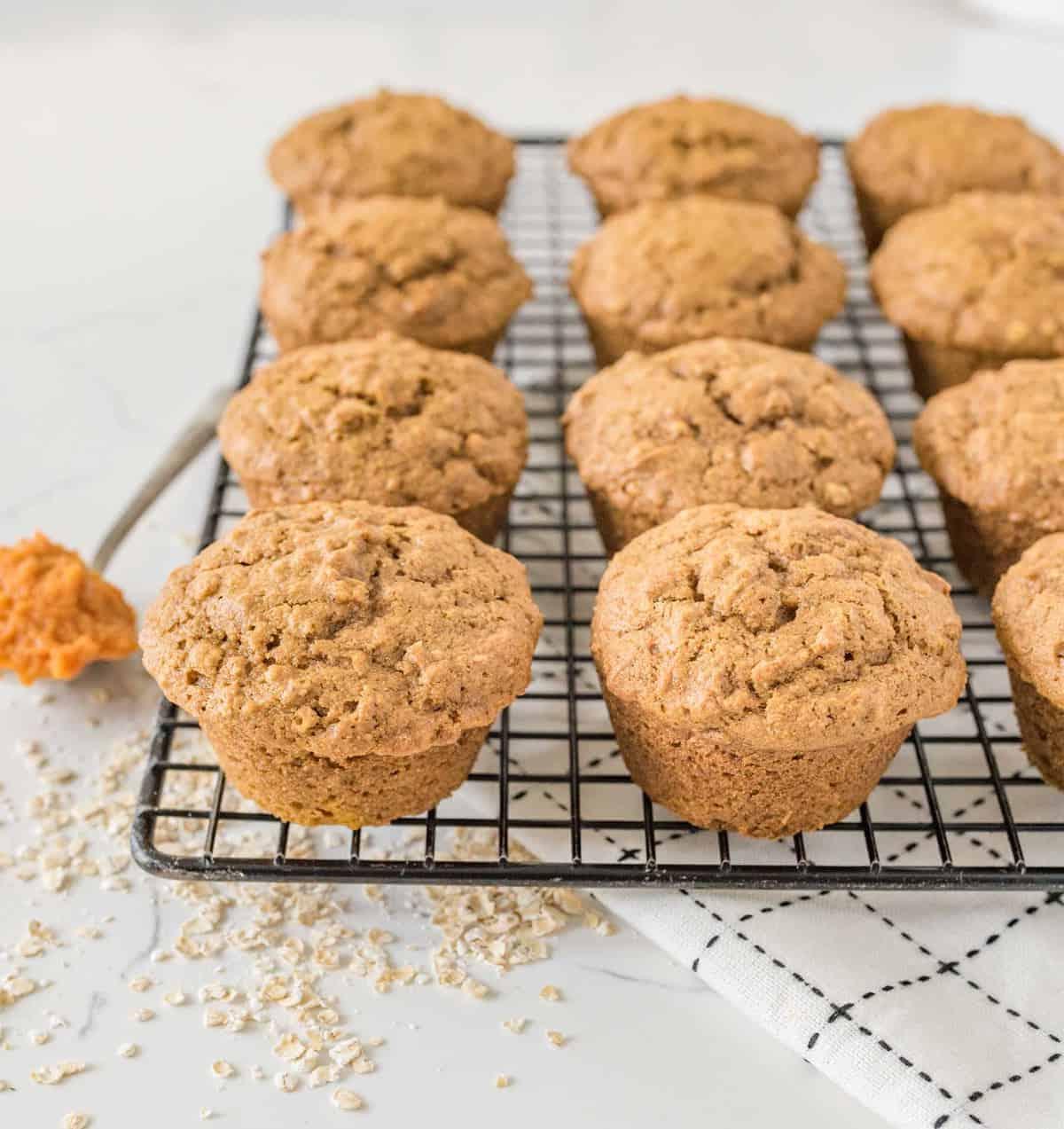 Μάφινς Ενός Μπολ με Μπαχαρικά Κολοκύθας 5 pumpkin spice muffins.