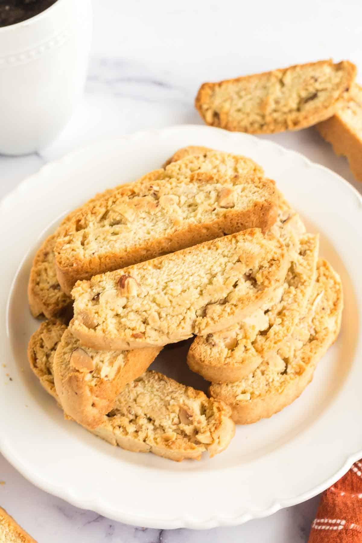 Εύκολη Συνταγή για Μπισκότα Αμυγδάλου 5 biscotti στοιβασμένα σε λευκό πιάτο
