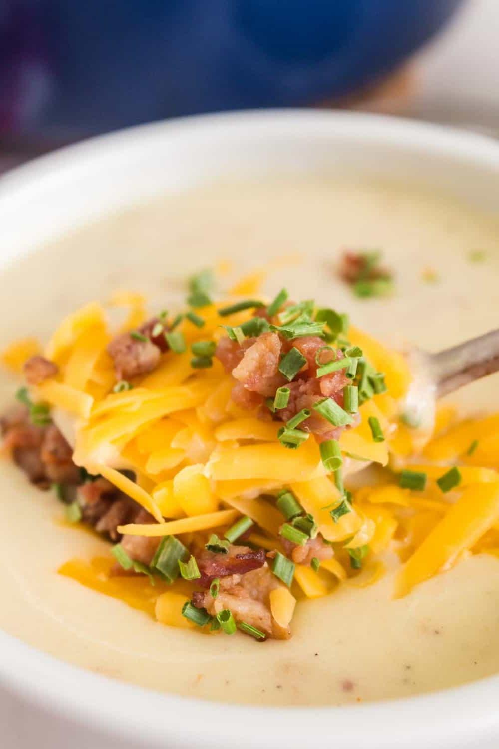 Κρεμόσουπα πατάτας 5 close up of cream of potato soup with cheese and bacon on top