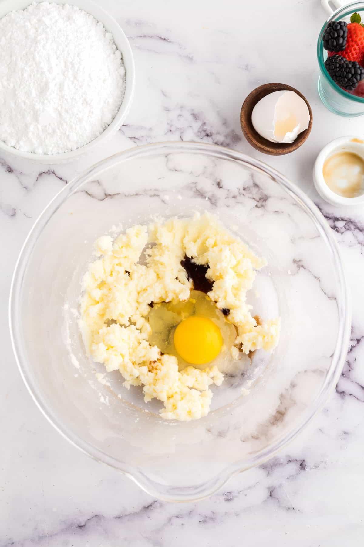 Μπισκότα Ζάχαρης Φρουτοπίζα 5 clear mixing bowl in the process of making fruit pizza cookie dough.