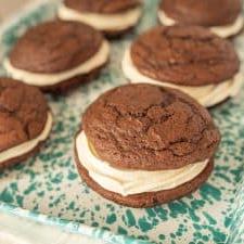 Γούπι Πάις 6 Κοντινή πλάγια όψη Whoopie Pies σε έναν δίσκο