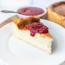 Τσιζκέικ της Μπεθ 6 Φέτα cheesecake με σάλτσα βατόμουρου σε πιάτο