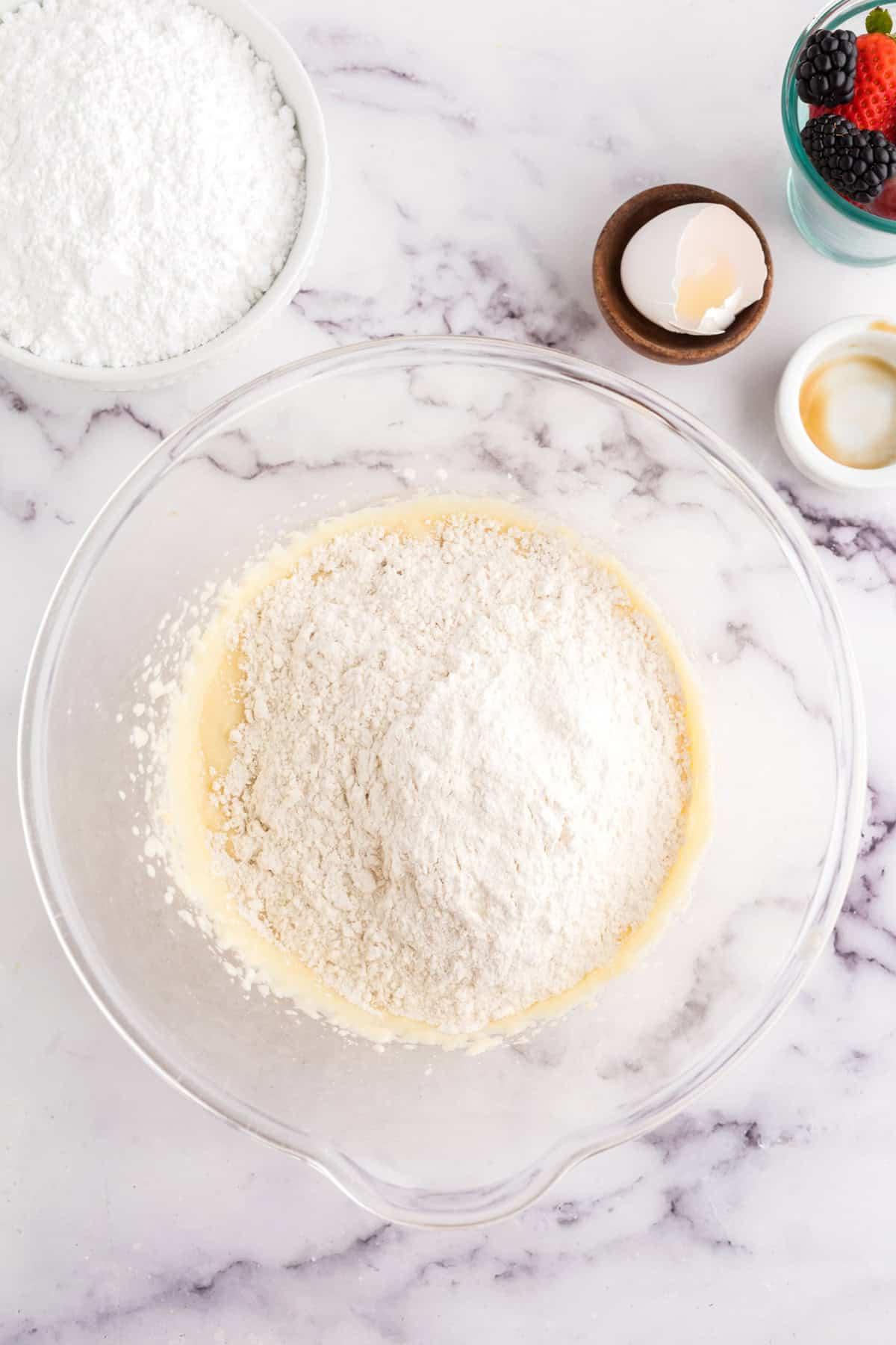 Μπισκότα Ζάχαρης Φρουτοπίζα 6 clear mixing bowl in the process of making fruit pizza cookie dough.