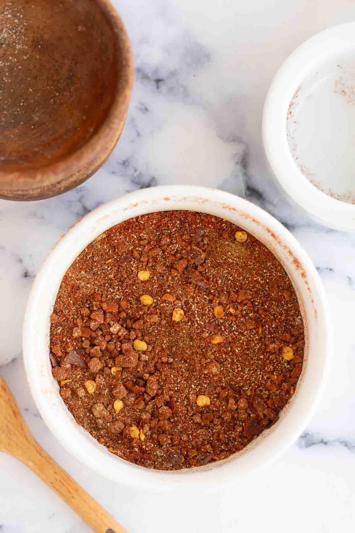 Καρύκευμα Αντόμπο 7 top view of a small white dish of adobo seasoning
