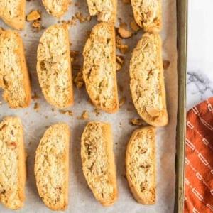Εύκολη Συνταγή για Μπισκότα Αμυγδάλου 7 biscotti σε σειρές σε ταψί
