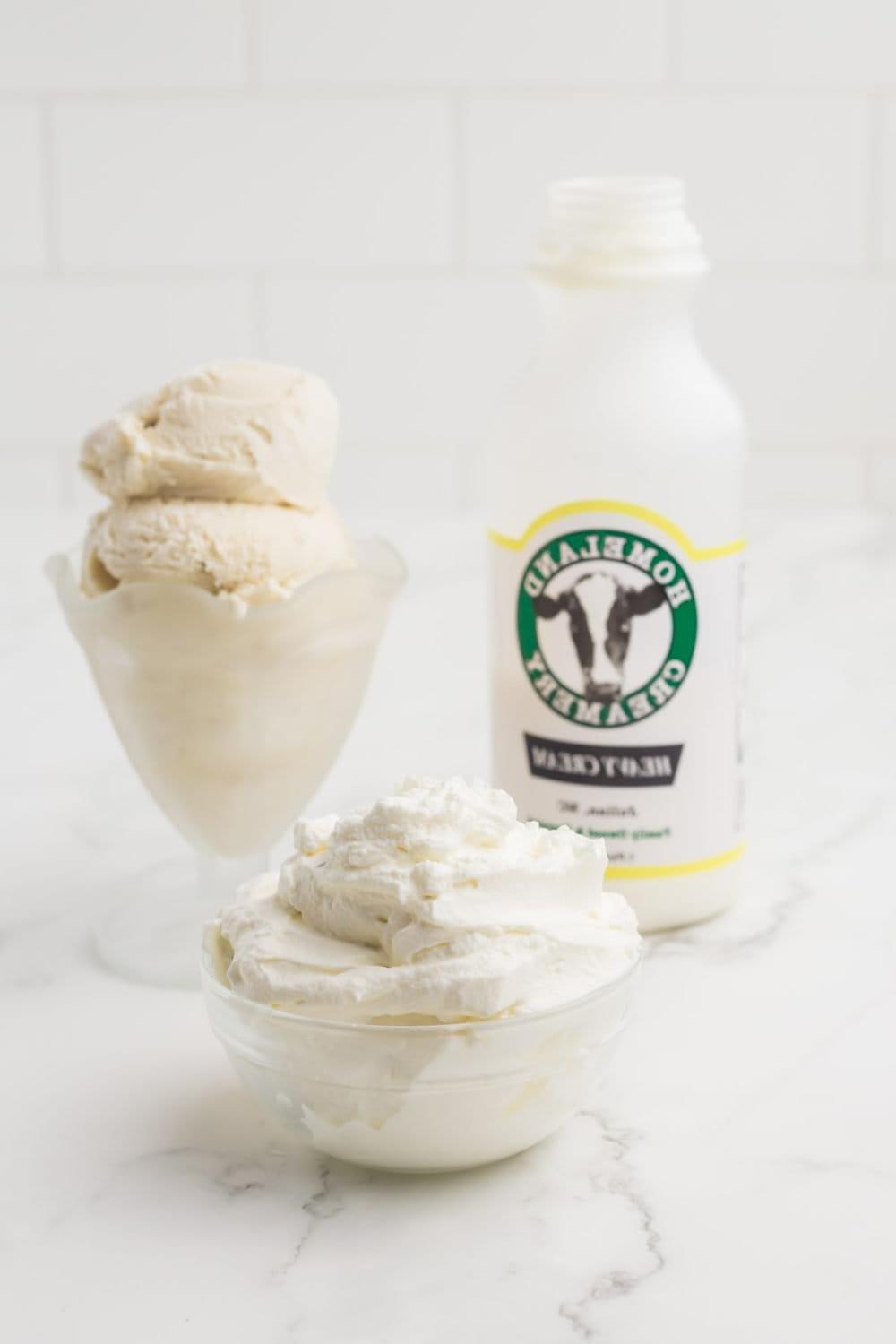 Μπουκάλι κρέμας Homeland Creamery και διάφανα γυάλινα δοχεία με στοιβάζεται χτυπημένη κρέμα