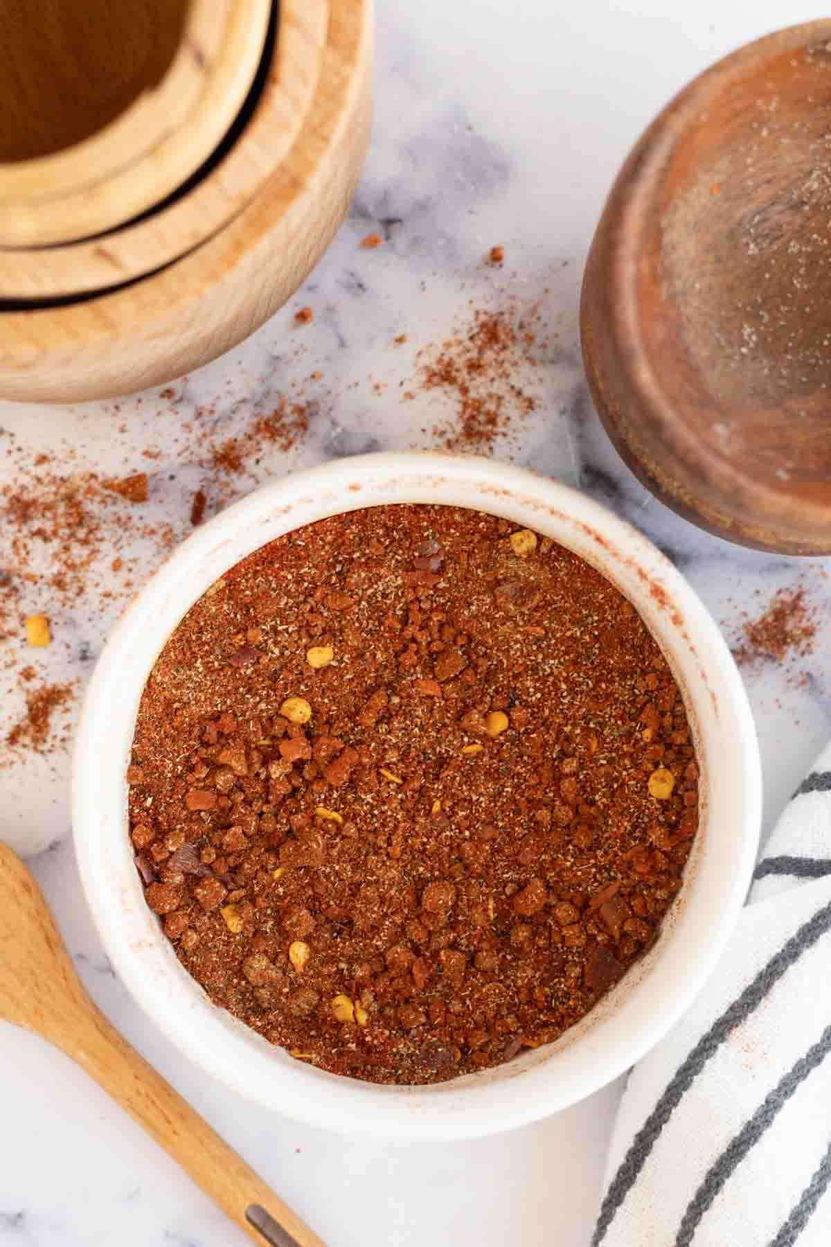 Καρύκευμα Αντόμπο 10 top view of a small white dish of adobo seasoning