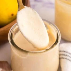 Σάλτσα Καίσαρα 10 Πλάγια όψη σπιτικής σάλτσας Καίσαρα σε μικρό γυάλινο βάζο με κουτάλι